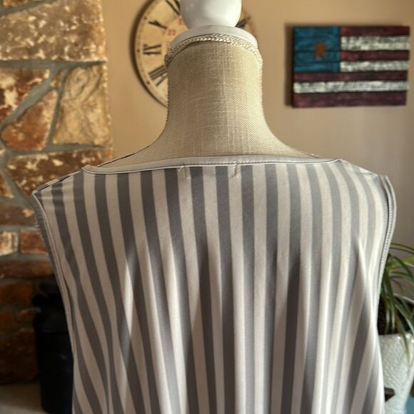 WOMENS VICTORIA Sleeveless Keyhole Top Size 3X Gray and White Stripes - Picture 6 of 8